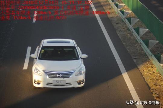 两车高速公路上“花样违法”分别被记30分和24分(图1) 两车高速公路上“花样违法”分别被记30分和24分(图1)